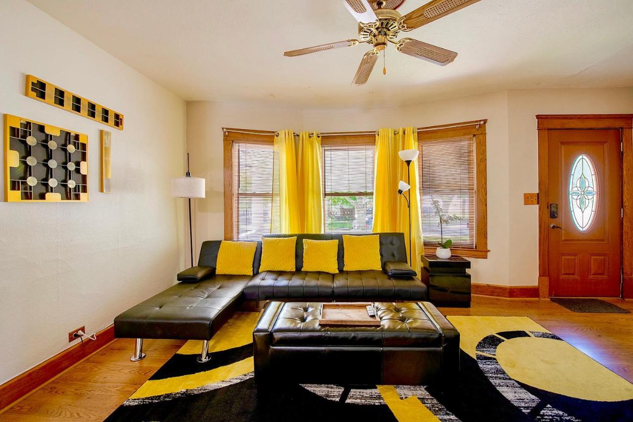 The Amber Retreat - Brooklyn Centre Comfort - Charming Space For Families, Couples & Business Travelers Near Downtown - With 300Mb Wifi, Parking & Self Check-In Клівленд Екстер'єр фото